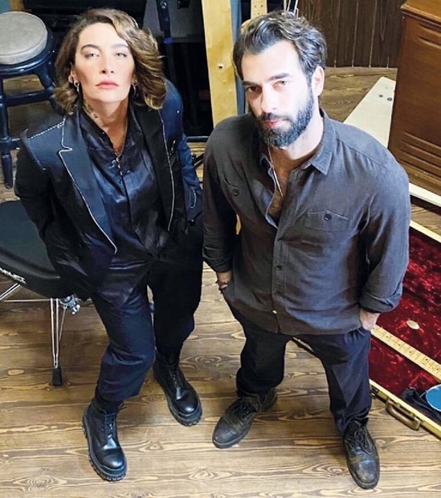 İskender Paydaş’ın Bodrum’daki müzik stüdyosunda çalıştıkları öğrenilen çiftin bu işbirliği, müzisyen Umut Yaşar Sarıkaya’nın sosyal medyada paylaştığı fotoğraflarla ortaya çıktı.