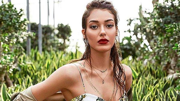 2014 yılında sıfır estetikle Miss Turkey yarışmasında ikinci seçilen, Çukur dizisinde hayat verdiği Sena karakteri ile parlayan Dilan Çiçek Deniz, magazinin en gözde isimlerinden biri biliyorsunuz!