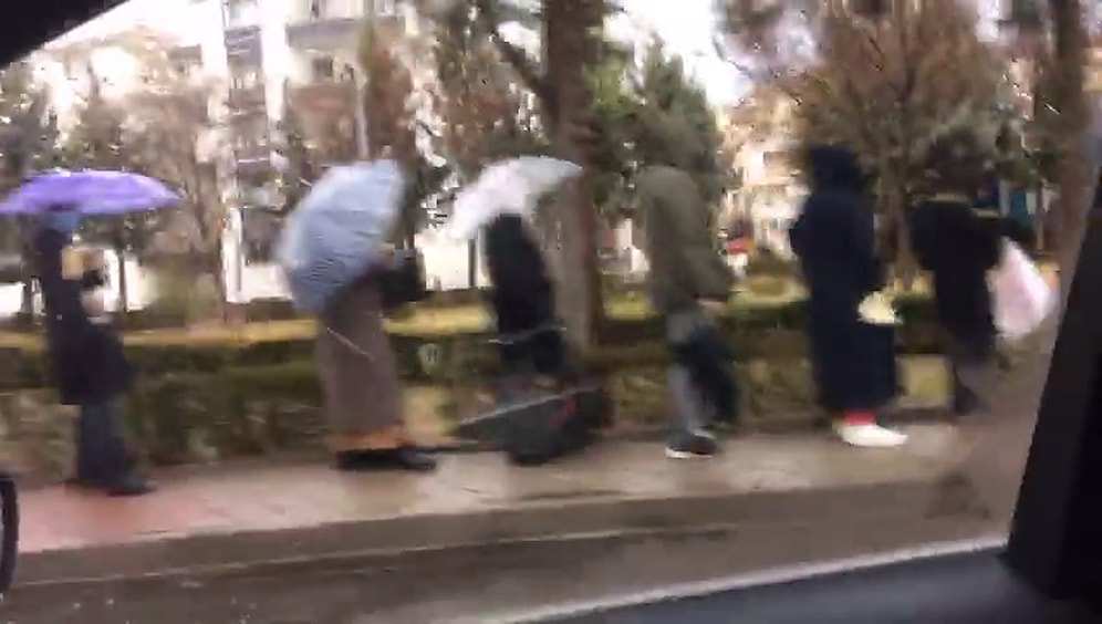 Ankara'da Yağmur Altında Ucuz Ekmek Kuyruğu