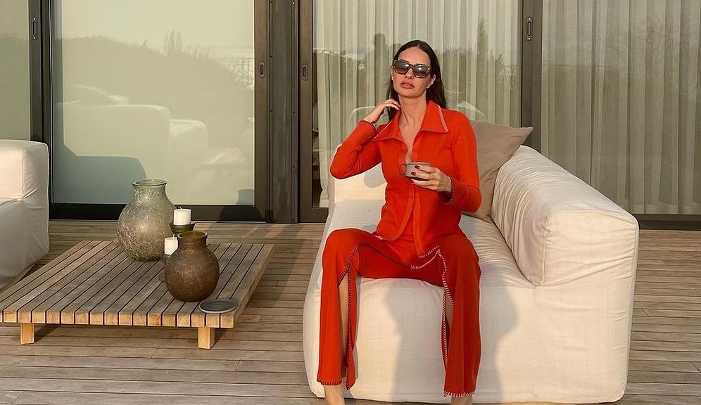 Yasemin Özilhan Süper Minili Pozuyla Sosyal Medyayı Salladı!