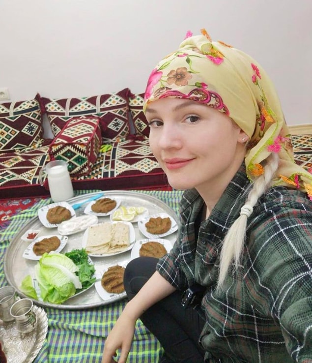 İlk yurt dışı seyahat deneyimini yaşadığı İstanbul'da, şehre hayran kalır ve sonrasında da bu sevginin boyutu Türkiye'ye yerleşmeye kadar ilerler.