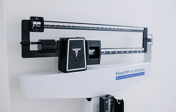 5. Просил меня быть более «покладистой» и не обсуждать в его присутствии женские вопросы. Этот чудак также сказал мне, что мне нужно сбросить около 20кг, потому что женщины не должны весить больше 54 кг. На минуточку, я ростом 180 см. Я довольно быстро покончила с этими отношениями