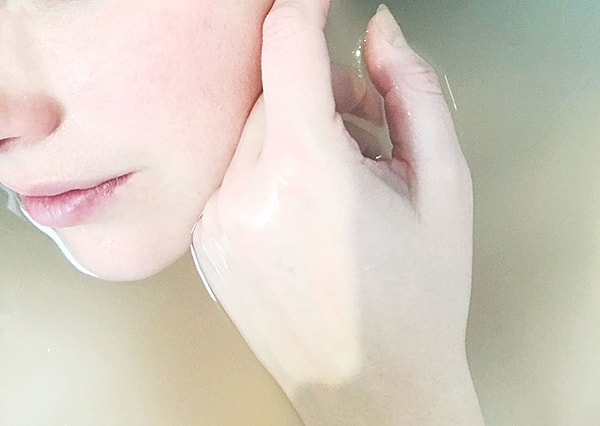 6. Я очень бледная, такая бледная, что на большей части моего тела видны синева моих вен. Один парень, который у меня был около десяти лет назад, спросил, «могу ли я что-нибудь сделать, чтобы от них избавиться?» Пришлось объяснять, что нет, у меня есть кровеносная система и мне бы хотелось остаться в живых