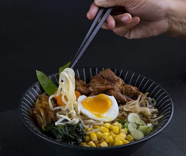 10. Сидеть на диете, когда вы живете одни - Становится в тысячу раз проще. Потому что вы уверенны, что не будете покупать плохой еды. А когда, например, ваши родители покупают эту плохую еду, то конечно сложно сдержаться перед таким соблазном