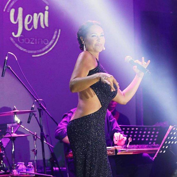 Hülya Avşar'ın sahne performansının yanı sıra elbise seçimi ise en çok konuşulan konulardan bir tanesi oldu.