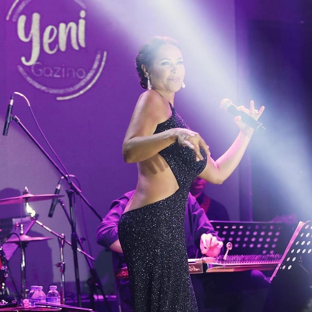 Hülya Avşar'ın sahne performansının yanı sıra elbise seçimi ise en çok konuşulan konulardan bir tanesi oldu.