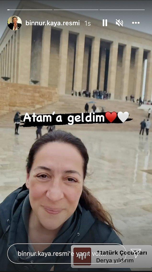 12. Hiçbir milli bayramı kutlamayı ihmal etmeyen başarılı oyuncu Binnur Kaya, 24 Kasım'ı da es geçmedi ve Anıtkabir'e gitti.