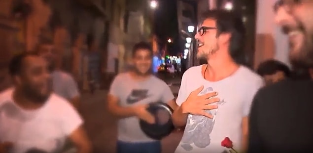 Sokakta karşılarına çıkan ünlü isimlere 'Waka Waka ee ee' şarkısını söyleyen sokak müzisyenlerinin o performanslarına hayran kalacaksınız.