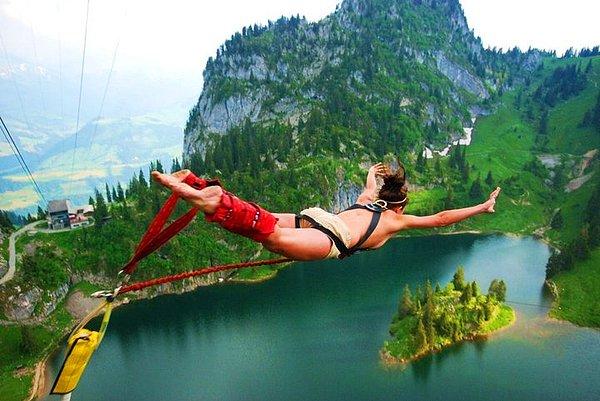 3. Heyecan arayışları yüzünden bu kişilik tipine sahip insanlar paraşütle atlama, bungee jumping, serbest dalış gibi adrenalin yükselten aktivitelerden hoşlanırlar.
