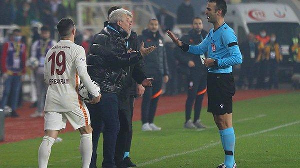 Yeni Malatyaspor teknik direktörü Sumudica, 90+6. dakikada kırmızı kart gördü.