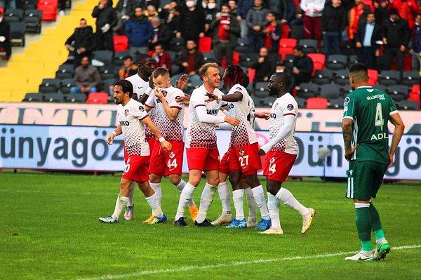Gaziantep FK'ya galibiyeti getiren golleri  Steven Caulker, Muhammet Demir ve Joao Figueiredo kaydetti.