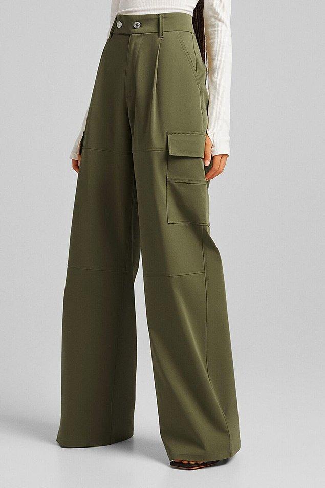 5. Bershka'nın geniş paçalı kargo pantolonu da yeşil sevenler için gelsin.