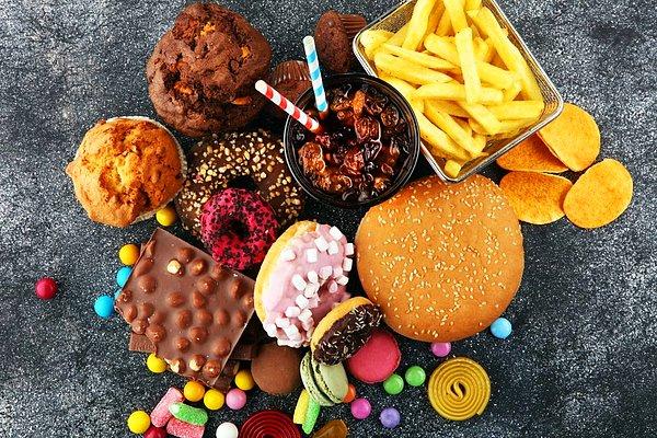 Dr. Naidoo, hafıza kaybına yol açtığını tespit ettiği ve tüketmekten kaçınmamız gereken 5 yiyecek türünü de açıklıyor.