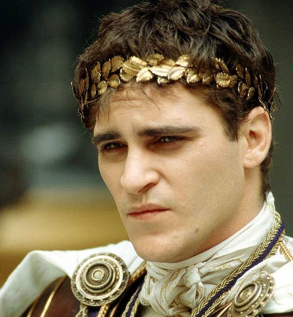 48. 'Gladyatör' filminde Commodus karakterini canlandıran Joaquin Phoenix