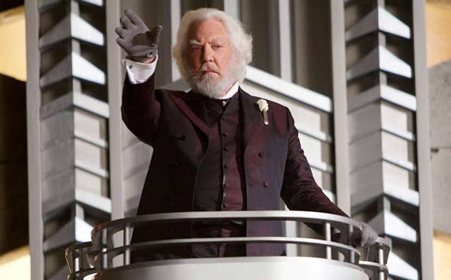 31. 'Açlık Oyunları'nda Başkan Snow karakterini canlandıran Donald Sutherland