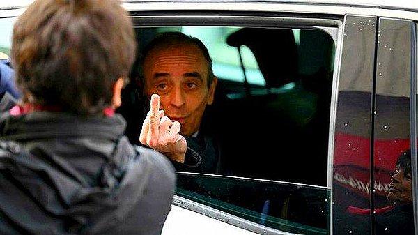10. Fransa'da gelecek yıl yapılacak cumhurbaşkanlığı seçimlerinde aday olması beklenen yazar ve TV yorumcusu Eric Zemmour, Marsilya gezisinde bir protestocuya orta parmak işareti yaptı.