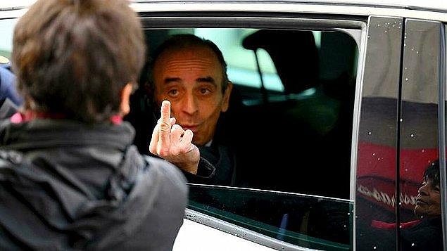 10. Fransa'da gelecek yıl yapılacak cumhurbaşkanlığı seçimlerinde aday olması beklenen yazar ve TV yorumcusu Eric Zemmour, Marsilya gezisinde bir protestocuya orta parmak işareti yaptı.
