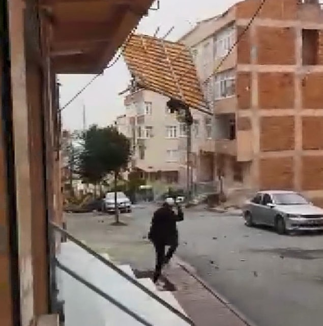 Sultangazi'de bir binanın çatısı otomobilin üzerine uçtu.