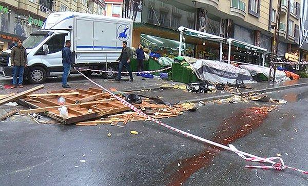 İstanbul Valiliği, lodos nedeniyle 4 kişinin öldüğünü 3'ü ağır 19 kişinin de yaralandığını açıkladı.
