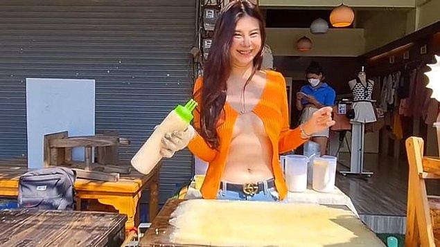 17. Pancake satarken meme dekoltesi olan bir kıyafet giydiği için polise şikayet edilen kadının neden böyle bir tercih yaptığını görünce epey şaşıracaksınız.