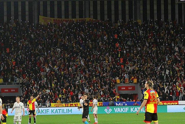 Göztepe, 40. dakikada Adis Jahovic'ın golüyle öne geçti. Bu gol, Göztepe'nin kendi sahasında 4 maç sonra bulduğu ilk golü oldu.