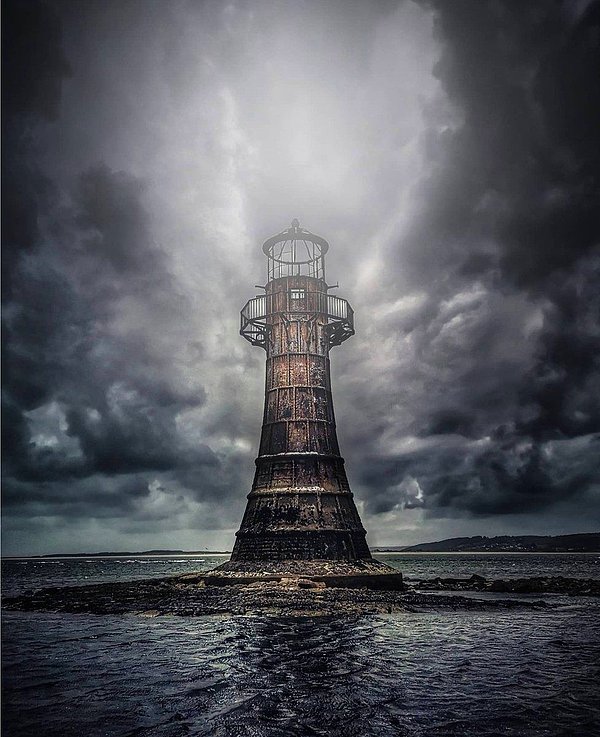 1. Steve Liddiard, Galler'deki Gower Yarımadası'nda bulunan Whiteford Point Deniz Feneri fotoğrafıyla 2021 Yılın Tarihi Fotoğrafçısı Ödülleri'nin baş kazananı seçildi.