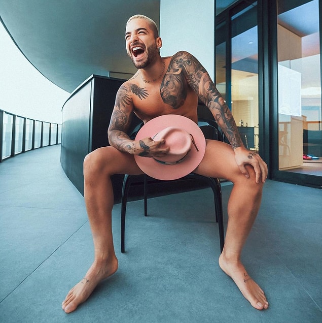 Cinsel organına kapattığı şapka ile poz veren Maluma, açıklama kısmına 'Instagram'da zaten 60 milyonuz, 100 milyonda şapkamı çıkartırım' yazdı.
