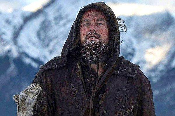 5. Leonardo DiCaprio 'The Revenant' filminin çekimleri sırasında ölü bir hayvanın içerisinde uyudu ve çiğ bizon eti yedi. Hugh Glass karakterini canlandırırken hipotermi geçirmeye çok yakındı.