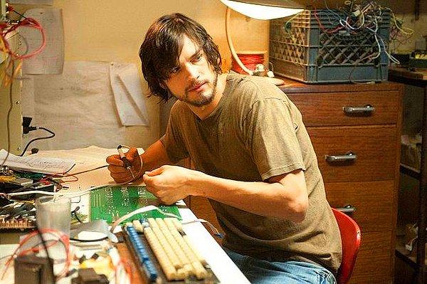 7. Ashton Kutcher, 'Jobs' filminde Steve Jobs'u canlandırmaya hazırlanırken pankreatit geçirdi ve iki kez hastaneye kaldırıldı.