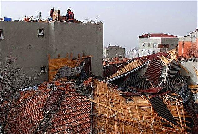 13. AFAD İstanbul İl Müdürü, İstanbul'da iki gündür etkisini sürdüren fırtınanın etkisi nedeniyle 528 çatı uçması, 839 ağaç devrilmesi yaşandığını duyurdu.
