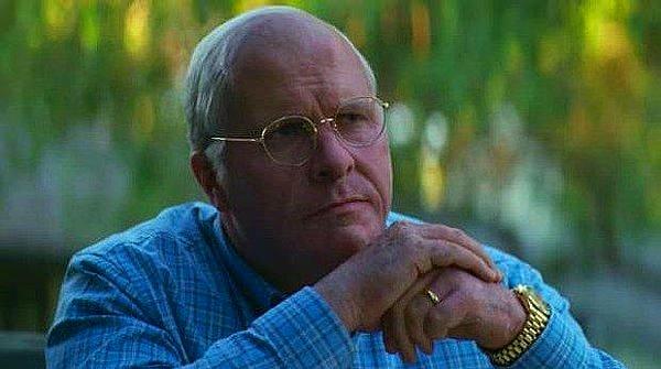 17. 'Vice' filminde Dick Cheney'i canlandıran Christian Bale boynunu kalınlaştırabilmek için 3 bin dolar değerinde bir egzersiz aleti almış.