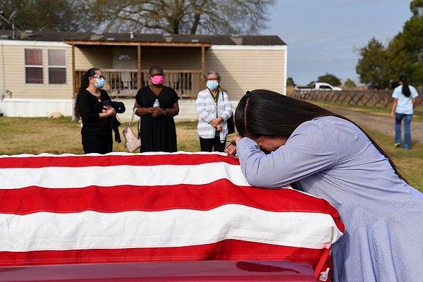 13. Callaghan O'Hare'nin fotoğrafladığı bu görüntüde, Lila Blanks, COVID-19'dan ölen 50 yaşındaki kocası Gregory Blanks'ın cenazesinde ağlıyor.