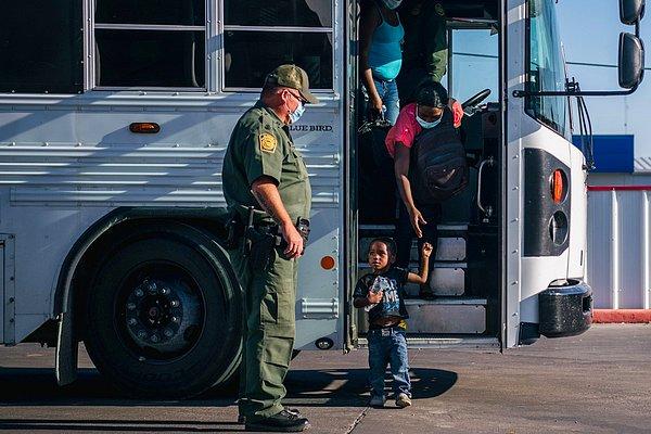 14. Brandon Bell'den küçük bir çocuğun ABD göçmenlik otobüsünden ülkeye ilk adım atışı görüntülendi.