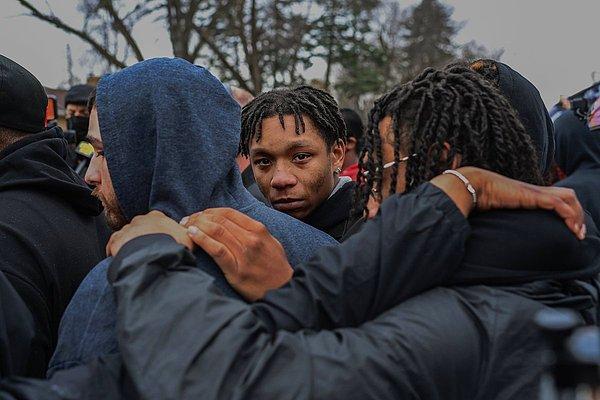 15. Joshua Lott'un perspektifinden bir polis memuru tarafından öldürülen 20 yaşındaki  Daunte Wright'ın protestosu sırasında bir göstericinin gözlerinden yaşlar akıyor.