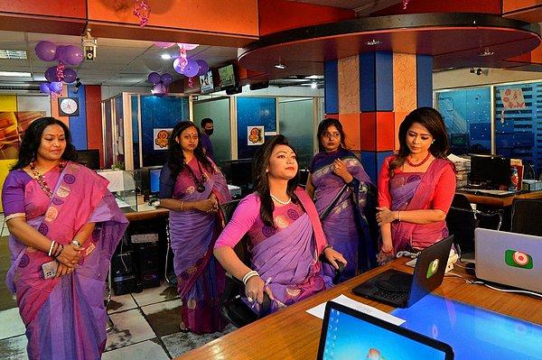 19. Munir Uz Zaman'ın perspektifinden Tashnuva Anan Shishir, 8 Mart Dünya Kadınlar Günü'nde üç dakikalık bir haber bölümünü okuyarak Bangladeş'in ilk trans haber spikeri olarak tarihe geçti.