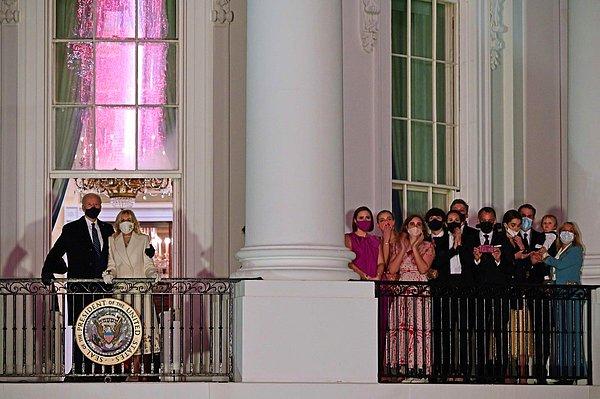 20. Jim Watson'un karelediği bu görüntüde Başkan Joe Biden ve First Lady Jill Biden, Washington'daki yemin töreninin ardından Beyaz Saray'da aile üyeleriyle havai fişekleri izliyor.