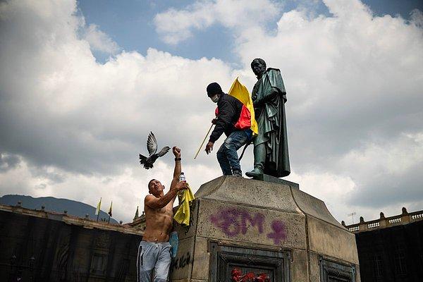 24. Andres Cardona tarafından 1 Mayıs'ta Bogota'da binlerce Kolombiyalı hükümetin vergi reformunu protesto etmek için sokaklara çıkarken, çoğu protestocu Güney Amerika'nın bağımsızlık lideri Simón Bolívar'ın heykeline tırmanırken karelendi.