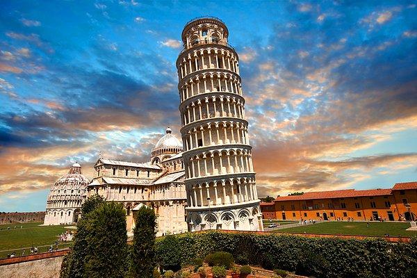 Pisa Kulesi belki de dünyanın en ünlü eğik yapısıdır. Ancak, yer çekimine karşı bu cesur duruşu, başlangıçtaki tasarımında planlanan bir şey değildi.