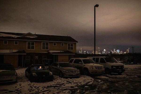 31. Tamir Kalifa'nın Teksas'ta çektiği bu fotoğrafta kar fırtınaları sonrası elektrik kesintisi yaşayan mahalledeki insanların telefonlarını arabalarında şarj ettikleri karelendi.