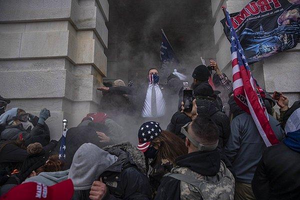 33. Victor J. Blue'nun çektiği bu fotoğrafta insanlar Washington D.C. Capitol binasını işgal ediyor.