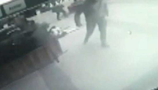 Yer İzmir: Yabancı Uyruklu Şahıs Yoldan Geçen Kadına Yumruk Atıp Yoluna Devam Etti