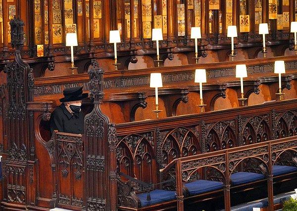 62. Jonathan Brady perspektifinden eşi Prens Philip'in cenazesinde yalnız oturan Kraliçe Elizabeth görüntülendi.