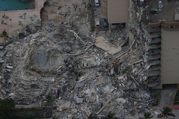 68. Joe Raedle perspektifinden Miami'de 24 Haziran'da 98 kişinin hayatını kaybettiği 12 katlı binan çökmesiyle oluşan enkazın görüntüsü.