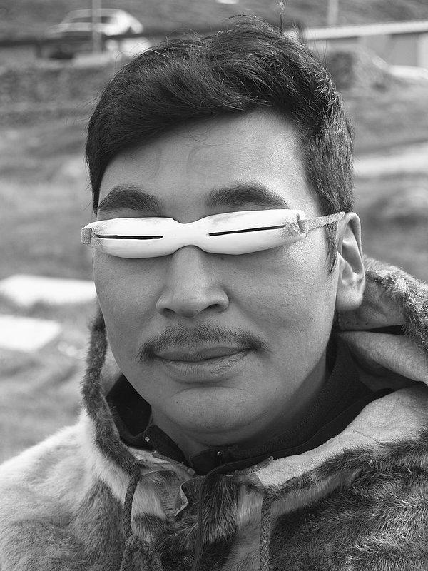5. Alaska ve Kuzey Kanada'daki Inuit ve Yupik halkı fildişi, boynuz ve tahtaya dar yarıklar açarak kar körlüğünü önlemek için kar gözlükleri oluştururdu.