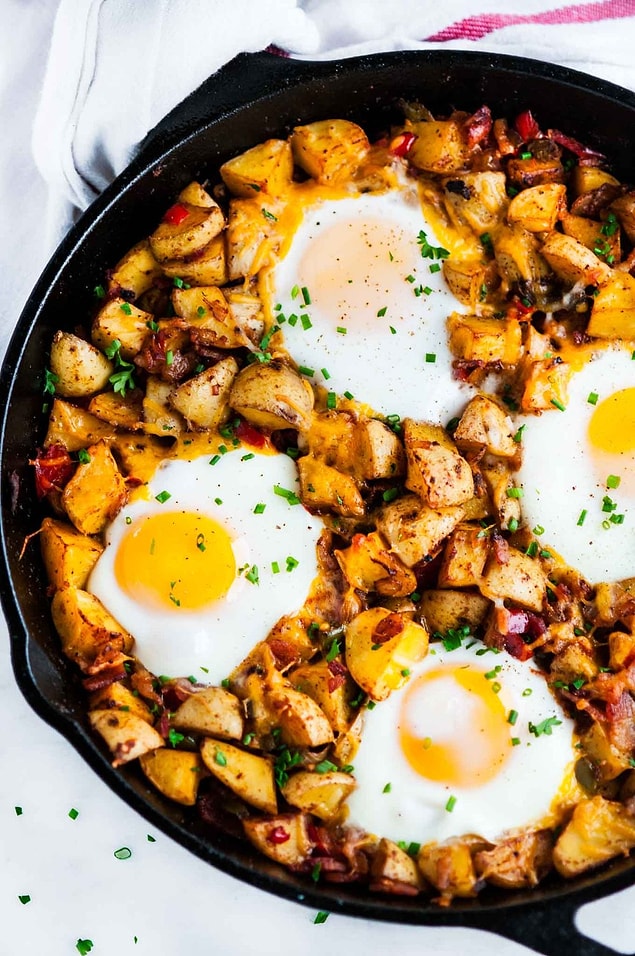 8. Kekinden çorbasına her şeye mükemmel uyum sağlayan patates, bu sefer yumurta ile taçlandırıldı!