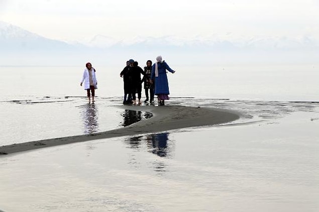 Dünyanın en büyük sodalı gölü, Türkiye'nin de en büyük gölü olan Van Gölü'nde, kuraklık nedeniyle son yılların en büyük çekilmesi yaşandı. Yağışlar geçen yıllara oranla azalıp, sıcaklık ve buharlaşma artınca Van Gölü’nün su seviyesi düştü. Çekilmenin yaşandığı bölgelerde adacıklar oluştu.