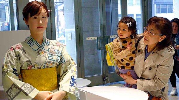 8. Japonya'da robotlar sadece bizim bildiğimiz robotlara benzemiyor, gezdiğiniz alışveriş merkezinde sizi insandan ayırt edemeyeceğiniz robot çalışanlar karşılayabilir.