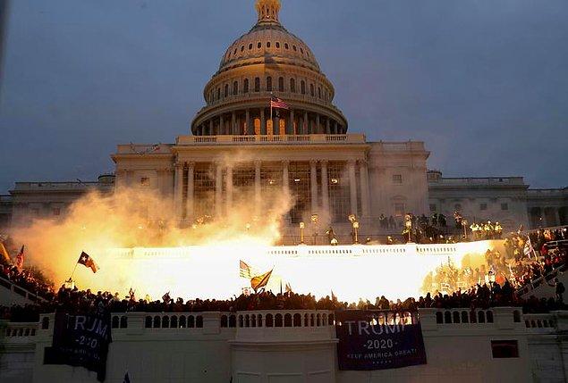 1. Leah Millis'den 6 Ocak’ta, Donald Trump'ın destekçileri Washington'daki ABD Kongre Binası önünde toplanırken bir patlama meydana geliyor.