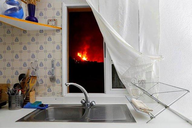 4. Jon Nazca tarafından İspanya'nın Kanarya Adası'nda bulunan yanardağın patlama anı karelendi.