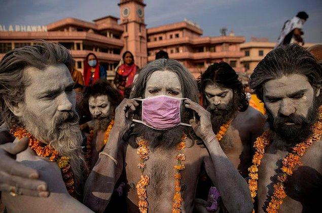 5. Danish Siddiqui kamerasından Hindular, Ganj nehrinde yapılan dini törende maske takarken görüntülendi.
